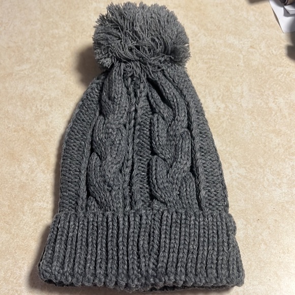 A grey winter toque for men or women   It stretches too - Picture 3 of 3